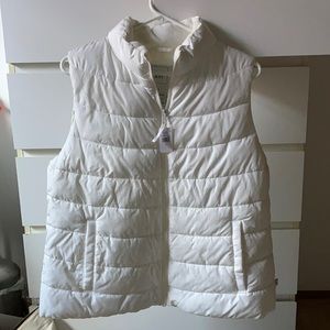 White GAP Puffer vest, never used! Cute and warm